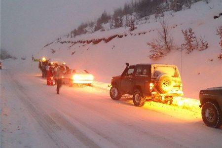 هلال احمر هفت دستگاه خودرو آفرودی گرفتار در برف و کولاک پاوه را نجات داد