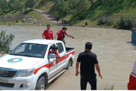 عملیات نجات خودروی گرفتارشده با ۶ سرنشین از رودخانه زمکان