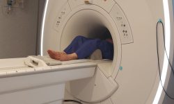 انجام اولین MRI توسط دستگاه نسل جدید در مجتمع آموزشی درمانی امام رضا (ع)/ پیوستن MRI بیمارستان اسلام آباد غرب به چرخه درمان بیماران غرب استان