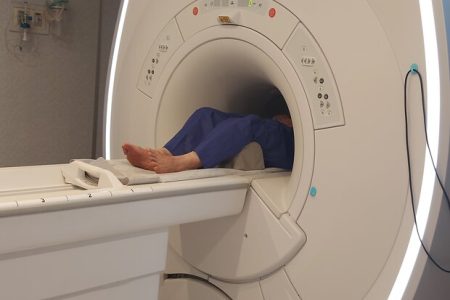 انجام اولین MRI توسط دستگاه نسل جدید در مجتمع آموزشی درمانی امام رضا (ع)/ پیوستن MRI بیمارستان اسلام آباد غرب به چرخه درمان بیماران غرب استان