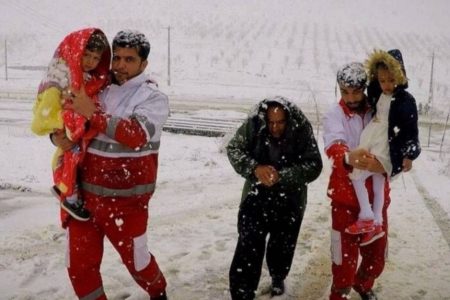 نجاتگران هلال احمر، درراه ماندگان برف را اسکان دادند