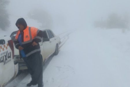 اجرای عملیات برفروبی و نمک‌پاشی در محورهای اصلی، فرعی و راه‌های روستایی استان کرمانشاه