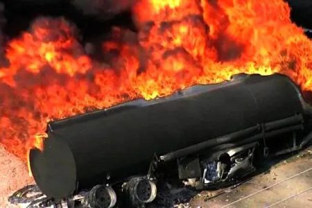 فوت راننده بر اثر واژگونی تانکر سوخت