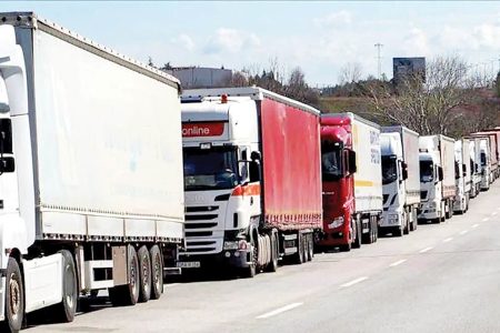 تردد بیش از ۶۰ هزار دستگاه کامیون حامل کالاهای صادراتی در گمرکات مرزی استان کرمانشاه