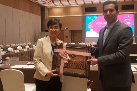 شهردار کرمانشاه به دولت ماکائو تابلوی قلم زنی هدیه داد