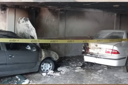آتش سوزی دو دستگاه خودرو درون پارکینگ 